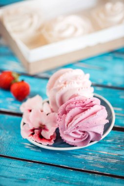 Güzel, lezzetli bir tatlı. Çiçek şeklinde Zephyr güller. 