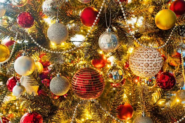 Árbol Navidad Con Bolas Rojas Doradas —  Fotos de Stock