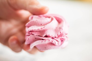 Güzel, lezzetli bir tatlı. Çiçek şeklinde Zephyr güller. 