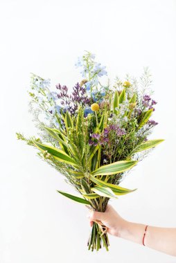 Beyaz arka planda güzel bir bahar çiçeği buketi