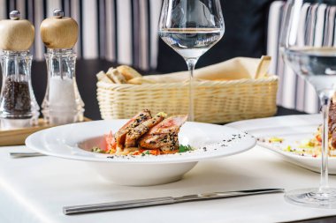 Sebzeli ton balığı. Kapatın.