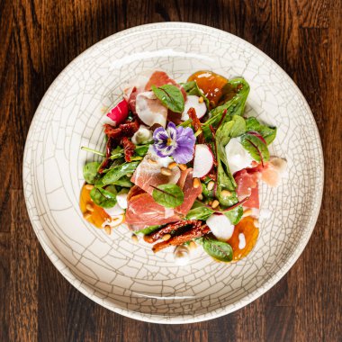 Etli ve peynirli salata