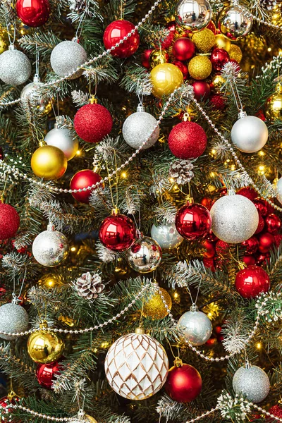 Árbol Navidad Con Bolas Rojas Doradas —  Fotos de Stock