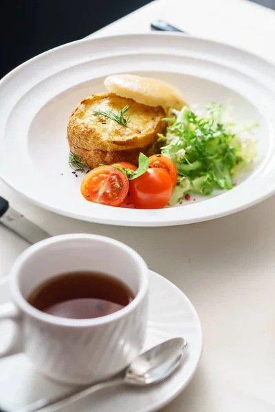 Uova Benedette Con Insalata Fresca — Foto Stock