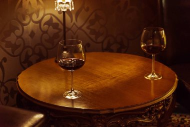 bardak kırmızı şarap, yakın çekim