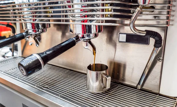 Barista Making Coffee Primo Piano — Foto Stock