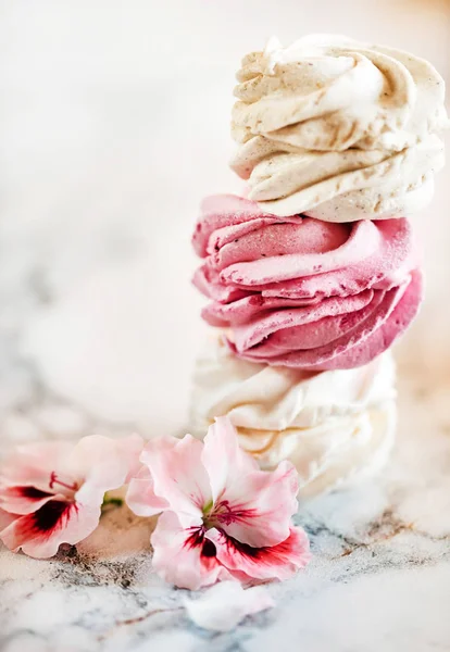 맛있는 디저트 장미꽃 모양의 제피르 — 스톡 사진