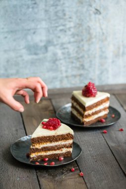 Keklerle el sıkışın, kapatın.