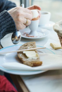 Kahvaltını kafede yap.