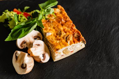 siyah arka plan üzerine Sebze Güveç