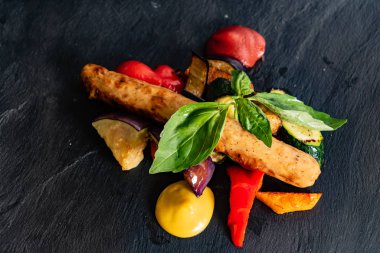 Sosisli makarna, yakın çekim