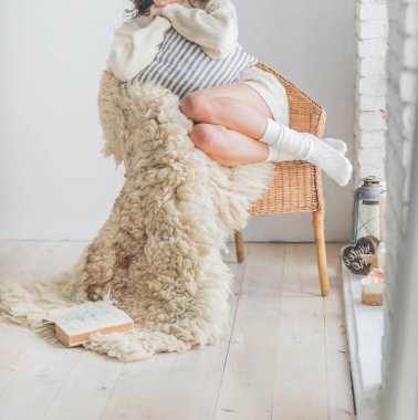 güzel kadın pencere rahatlatıcı