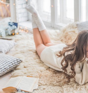 Yatağında tavşan olan kadın.