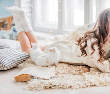 Yatağında tavşan olan kadın.