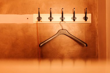 Elbise askısı gardırop
