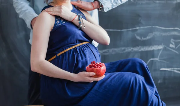 Man Omarmt Zijn Zwangere Vrouw — Stockfoto