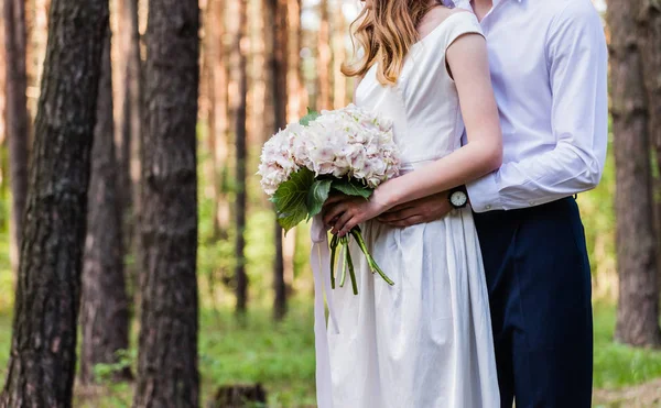 Ślub Lesie Młoda Para — Zdjęcie stockowe