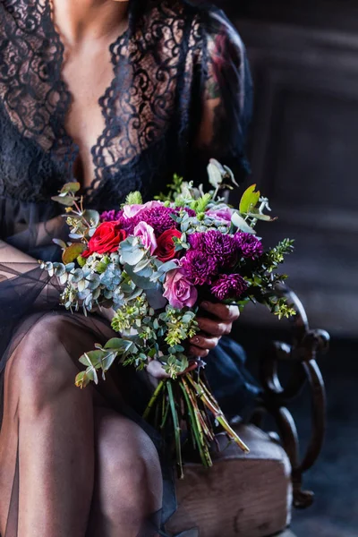 Mujer Con Hermosas Flores —  Fotos de Stock