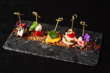 kanepe siyah arkaplanda ayarlandı