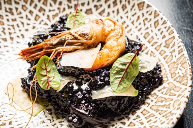 Karides ve peynirli siyah pirinç.