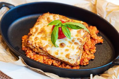 Tavada etli lazanya.