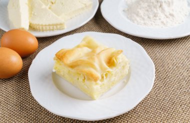 Taze malzemeli peynirli turta.