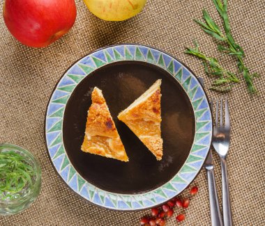 Elmalı pasta tabakta.