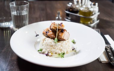 Ördek ve otlu risotto.