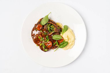 Patates püresi ve soslu Ossobuco.