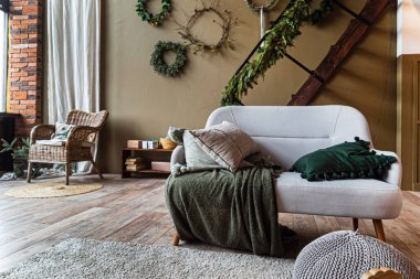 Modern kanepeli rahat bir oturma odası.