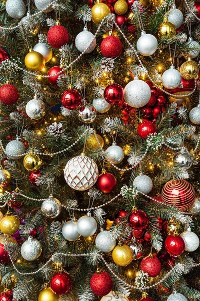 Рождественская Елка Красными Золотыми Шариками — стоковое фото
