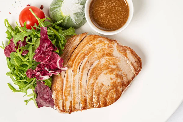 Stek Tuńczyka Świeżą Sałatką — Zdjęcie stockowe