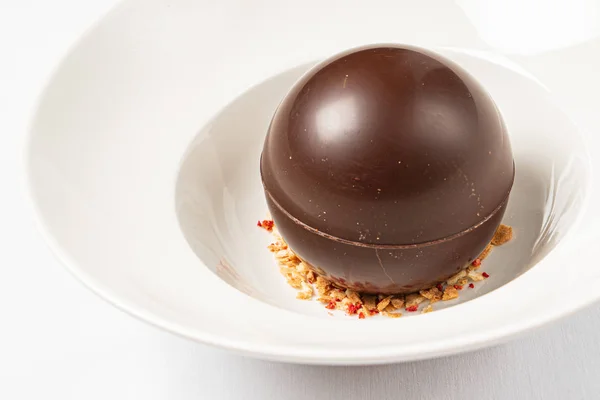 ナッツ入りの丸いチョコレートデザート — ストック写真