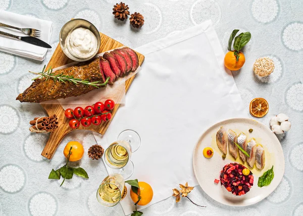 Yeni Yıl Masasında Farklı Yemekler Içecekler Var — Stok fotoğraf