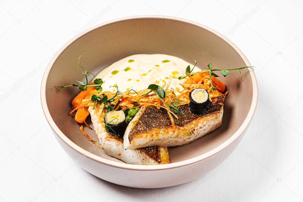 fish with mashed potato and vegetables