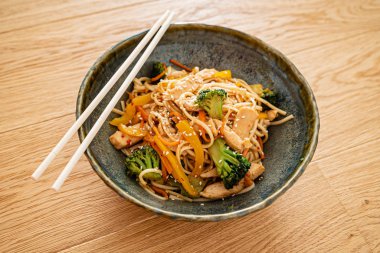 Sebzeli Baharatlı Zencefilli Tavuk Eriştesi