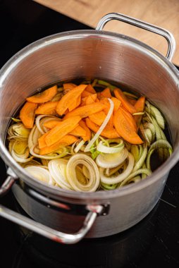 Tencerede sebze bulyonu