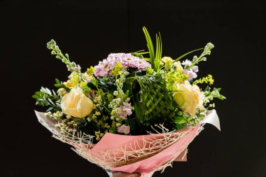 Vazoda güzel, taze bir buket var. Kapatın.