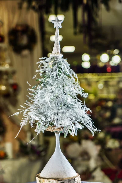 キャンドルとモミの枝を持つクリスマスの装飾 — ストック写真