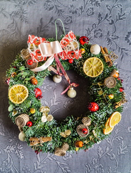 柑橘類のスライスとボールと創造的なクリスマスの花輪 — ストック写真