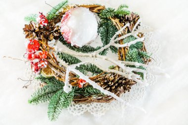 Mum ve çam dalları ile Noel dekorasyon