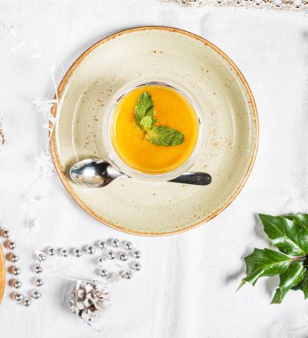 Hindistan cevizi ve mangolu Noel tatlısı.