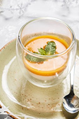 Hindistan cevizi ve mangolu Noel tatlısı.