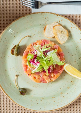 Salata ve limonlu balık tartar.