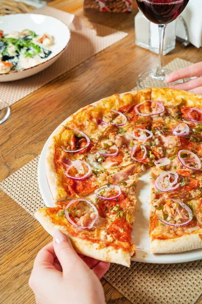 Kvinna Äter Pizza Pizzeria — Stockfoto