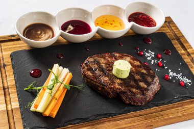 Farklı soslu ızgara biftek.