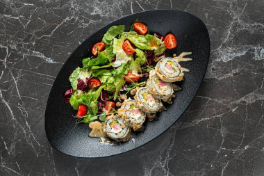 Suşi ve taze salata.