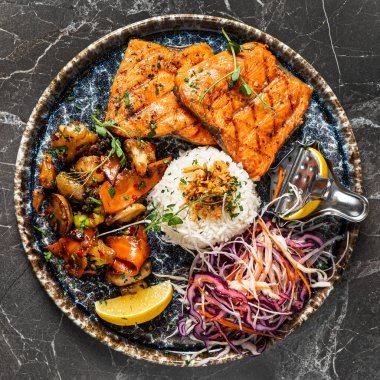 Kızarmış balık ve pilav.