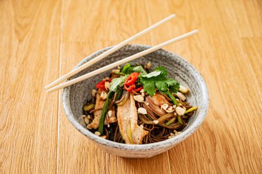 Domuz eti, sebze ve otlu karabuğday eriştesi.