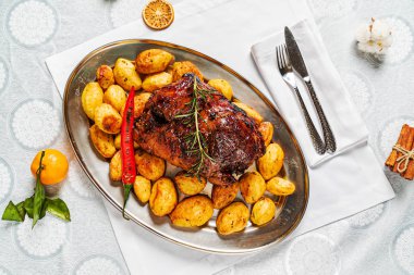 Yeni yıl masasında farklı yemekler ve içecekler var.